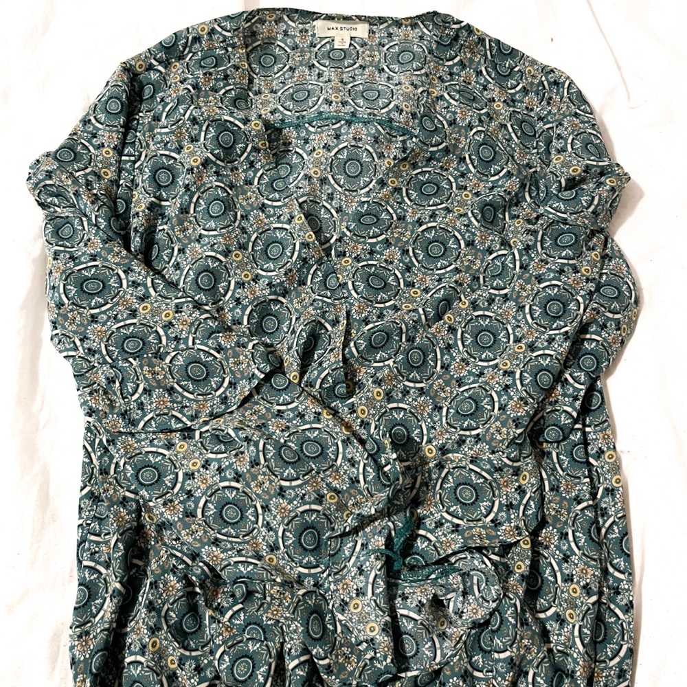MAX STUDIO green floral arabesque sheer fabric V-cut blouse